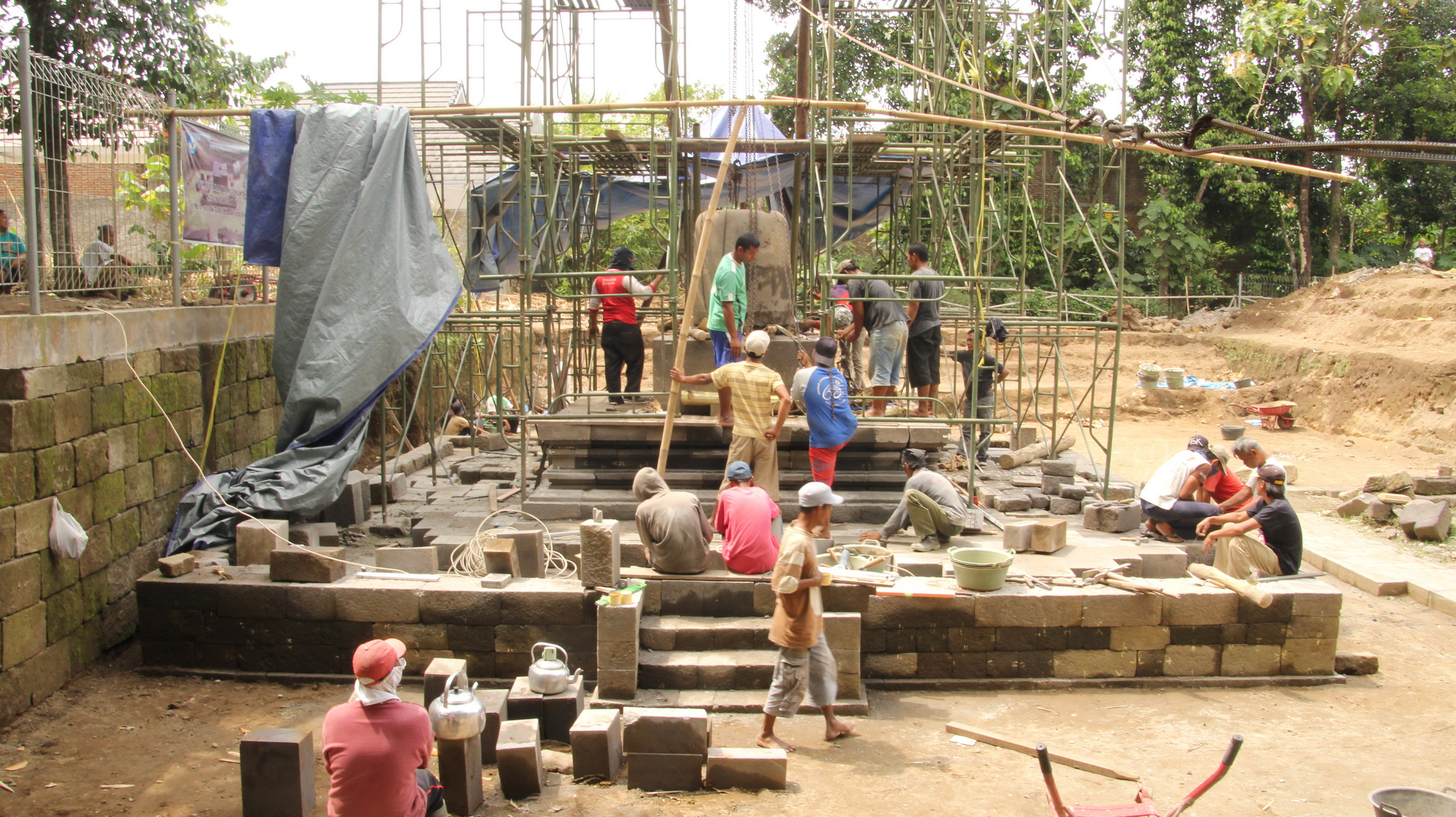 Read more about the article Pemasangan Stupa Candi Palgading