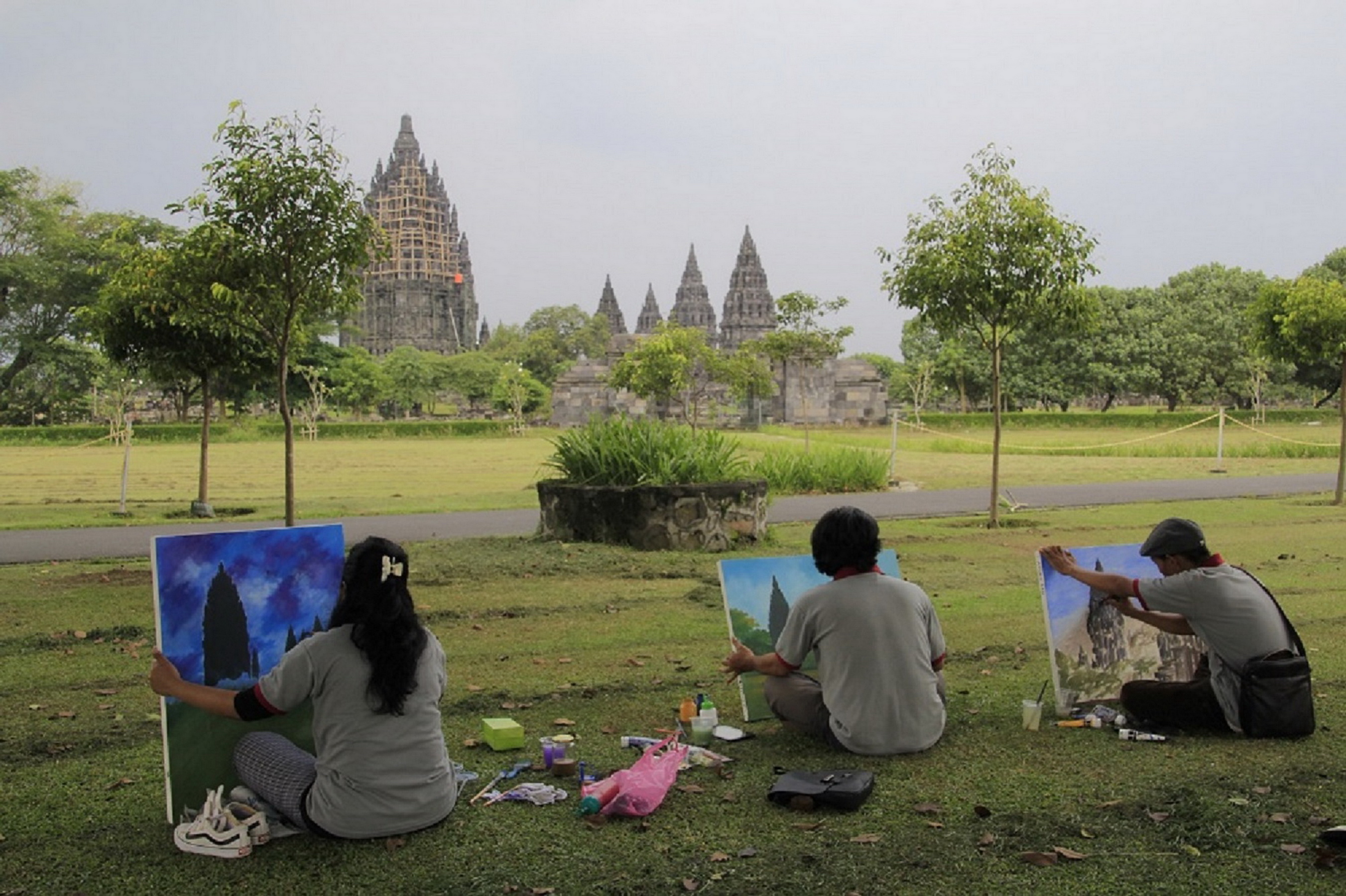 Read more about the article Melukis Bersama Sang Maestro di Kompleks Candi Prambanan