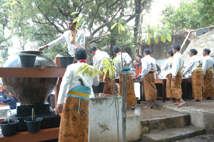 Read more about the article “Nguras Enceh” di Makam Raja-raja Mataram Pajimatan Imagiri