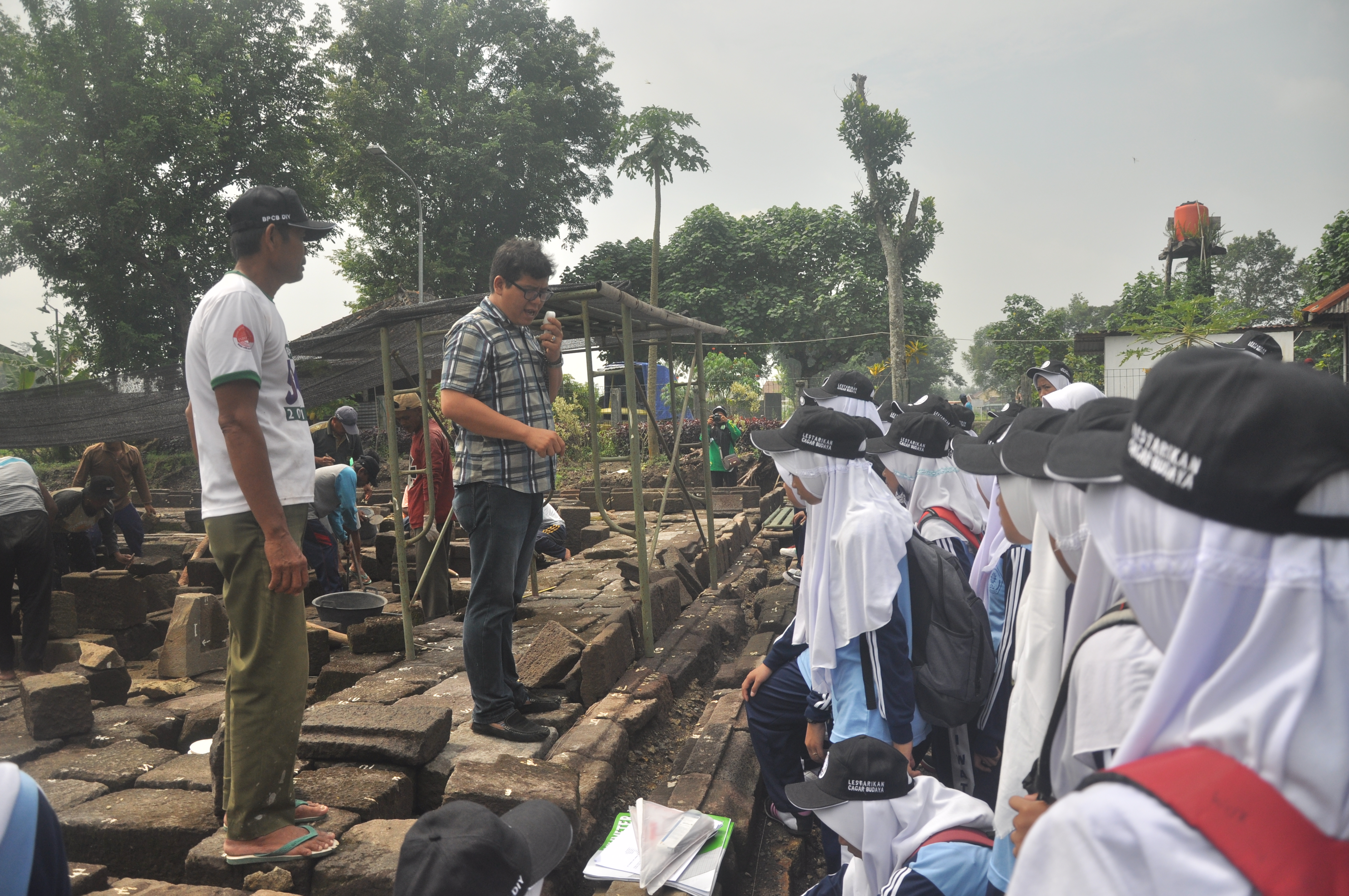 Pelajar SMK Muhammadiyah 1 Wates Belajar Memugar Candi 