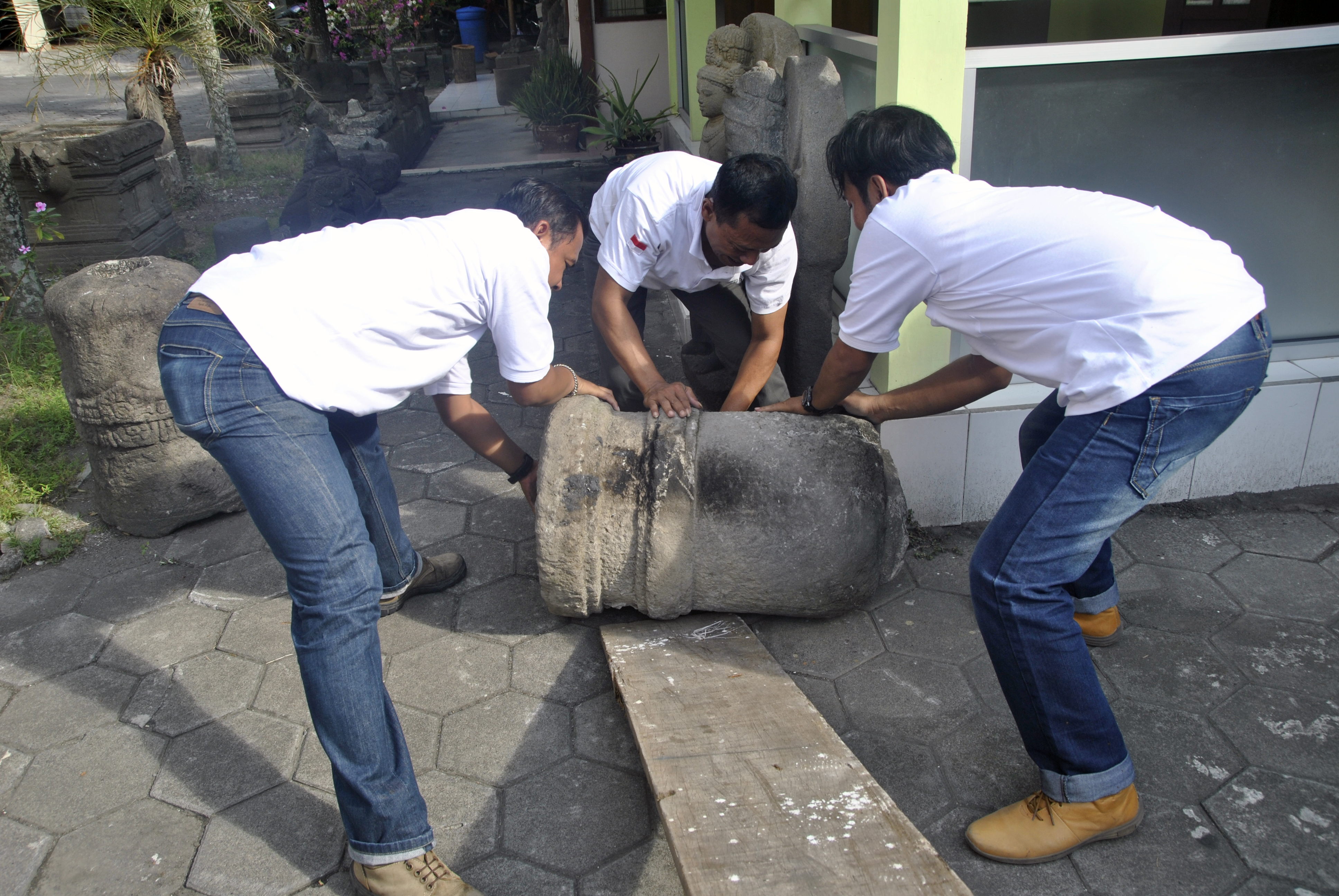 Read more about the article Penyelamatan Fragmen Stupa di Tamanan Pabrik, Tamanmartani, Kalasan, Sleman