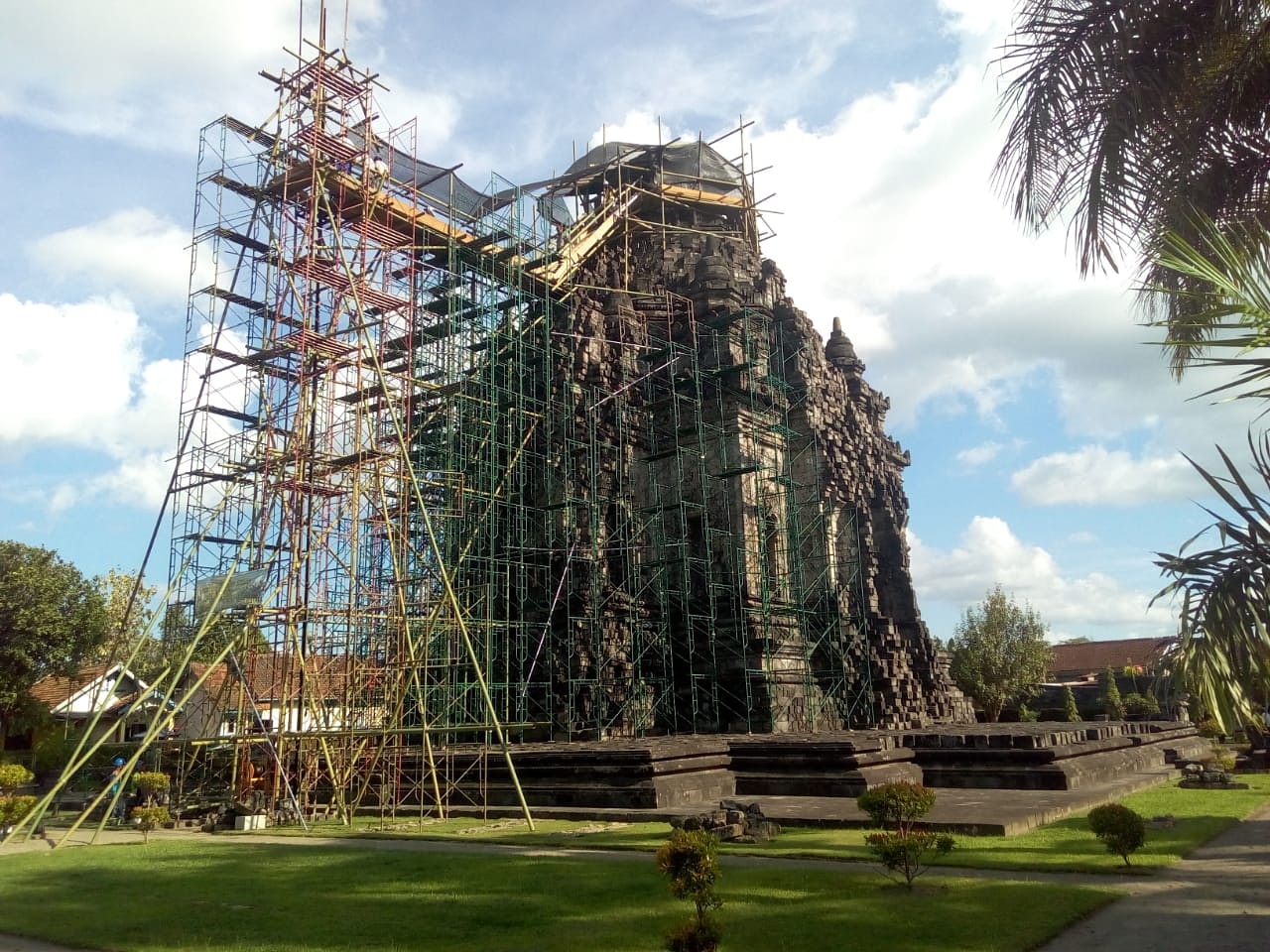 Read more about the article Pembongkaran Atap Candi Kalasan