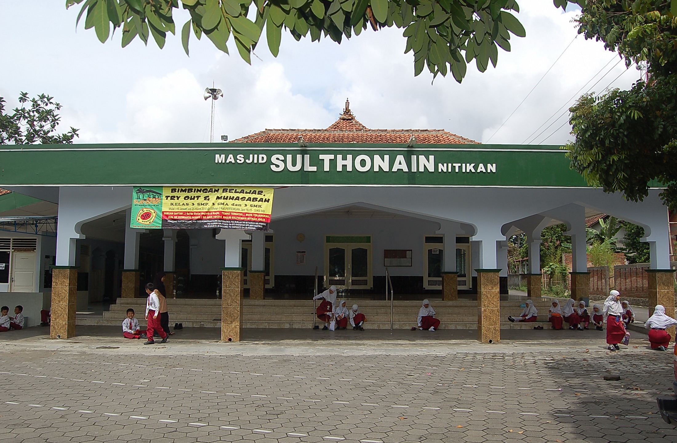 Read more about the article Masjid Sulthonain