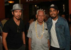 Opa Bing Leiwakabessy (tengah) Maestro Musik Hawaiian bersama musisi Ridho Hafiedz (SLANK) dan Glen Freddly