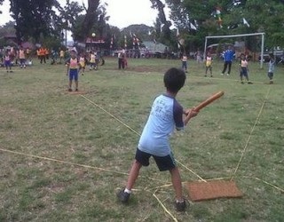 Hasil gambar untuk gambar bpermainan tradisional kasti