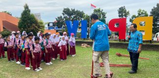 Para siswa dipertunjukkan memainkan egrang di halaman BPK Wilayah IV