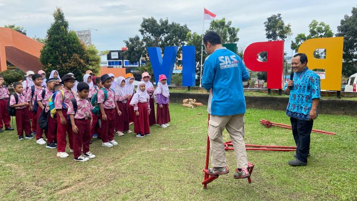 Para siswa dipertunjukkan memainkan egrang di halaman BPK Wilayah IV