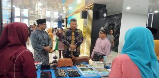 Pengunjung di gerai BPK Wilayah IV