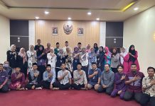 Staf dan pegawai BPK Wilayah IV berfoto bersama dengan mahasiswa MBK (20/9)