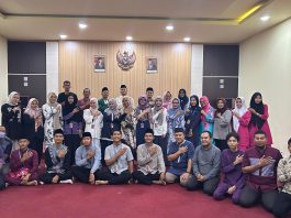 Staf dan pegawai BPK Wilayah IV berfoto bersama dengan mahasiswa MBK (20/9)