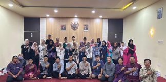 Staf dan pegawai BPK Wilayah IV berfoto bersama dengan mahasiswa MBK (20/9)