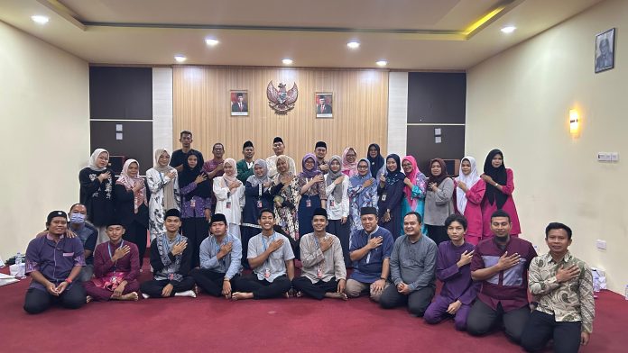 Staf dan pegawai BPK Wilayah IV berfoto bersama dengan mahasiswa MBK (20/9)