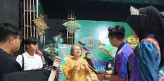 Sita Rohana sedang menjelaskan materi pameran kepada Duta Kebudayaan Provinsi Riau