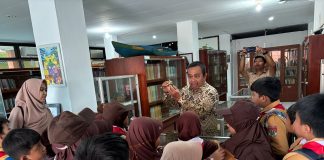 Petugas sedang menjelaskan kepada para siswa SD IT Assakinah