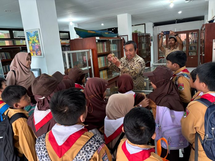 Petugas sedang menjelaskan kepada para siswa SD IT Assakinah