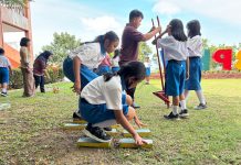 Para siswa SD Tunas Bangsa sedang praktik permainan tradisional