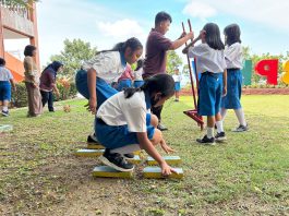 Para siswa SD Tunas Bangsa sedang praktik permainan tradisional