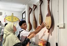 Siswa MAN Bintan sedang memperhatikan dambus (gambus) alat musik tradisional dari Kepulauan Bangka Belitung