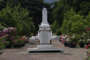 Tugu Generaal Majoor J. H. R. Kohler yang berdiri tegak tepat di tengah-tengah Peutjut Kerkhof.