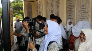 Para pelajar yang berkunjung pada pameran terbuka, Aceh Looking Back.