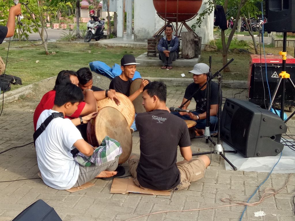 Pemain Rapa'i saat berlatih di Komplek Taman Ratu Safiatuddin.