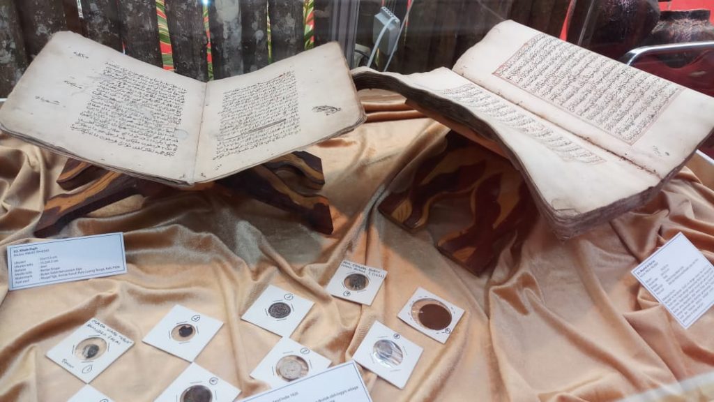 Kitab kuno pada stand expo BPNB Aceh.
