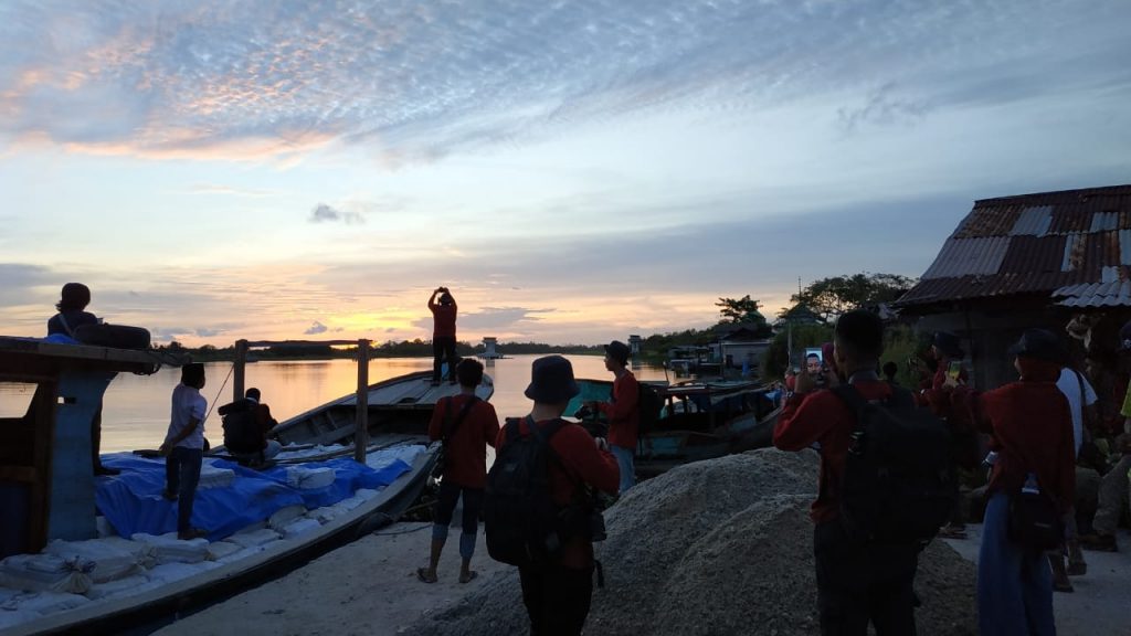 Suasana matahari tenggelam di Pulau Balai Kabupaten Aceh Singkil.