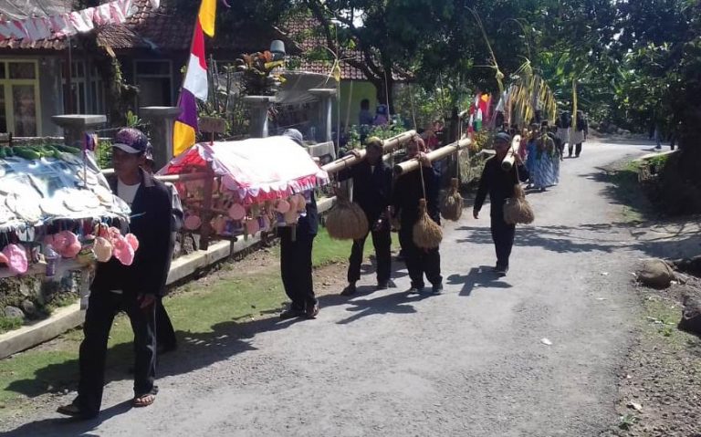 Read more about the article Ngaruwat Bumi: Tradisi yang Tetap Lestari di Kampung Banceuy
