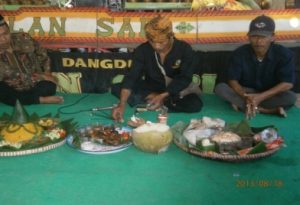 Read more about the article Ngaruat Lembur di Desa Sukamenak Sumedang