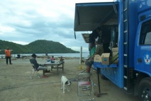 Persiapan Pemutaran Bioskop Keliling di Abe Pantai