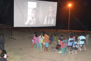 Anak-anak Abe Pantai menyaksikan  film yang sedang di putar