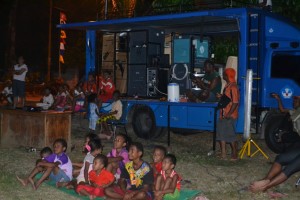warga kampung waena menyaksikan bioskop keliling