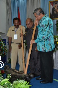 Mendikbud dan Gubernur Papua memukul Klambut alat musik tradisional Orang Sentani sebagai tanda diresmikan Implementasi Kurikulum 2013