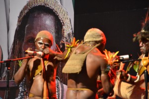 Salah satu atraksi yang dibawakan dalam pesta budaya Papua ke- XIII 2015