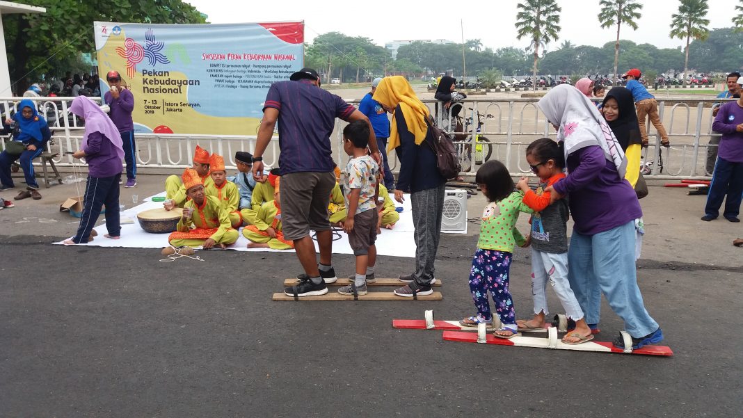 Tepat pukul 06.00 WIB panitia ekshibisi permainan tradisional sudah bersia - Cara Melestarikan Permainan Tradisional Gatrik