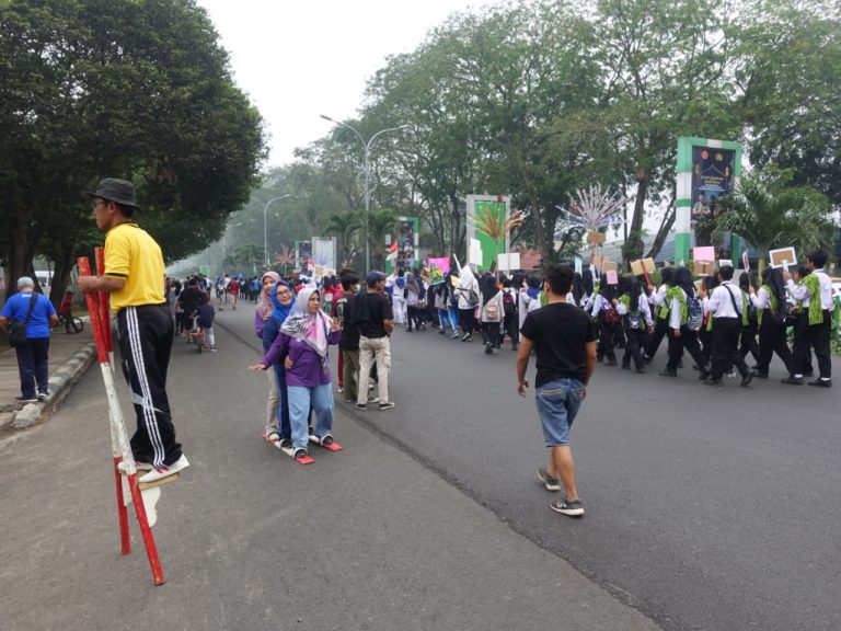 Tepat pukul 06.00 WIB panitia ekshibisi permainan tradisional sudah bersia - Cara Melestarikan Permainan Tradisional Gatrik