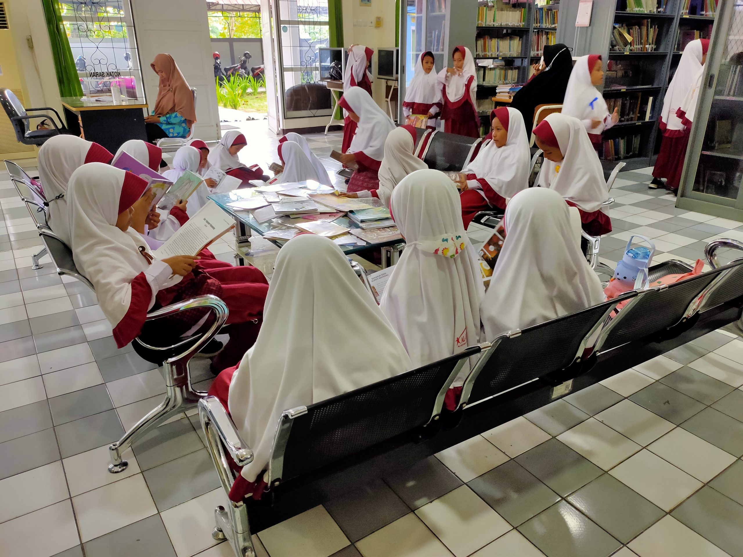 Read more about the article Mengenal Cerita Rakyat Kalimantan, SDTI Al-Fityan Kunjungi Perpustakaan BPNB Provinsi Kalimantan Barat ￼