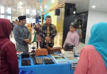 Pengunjung di gerai BPK Wilayah IV