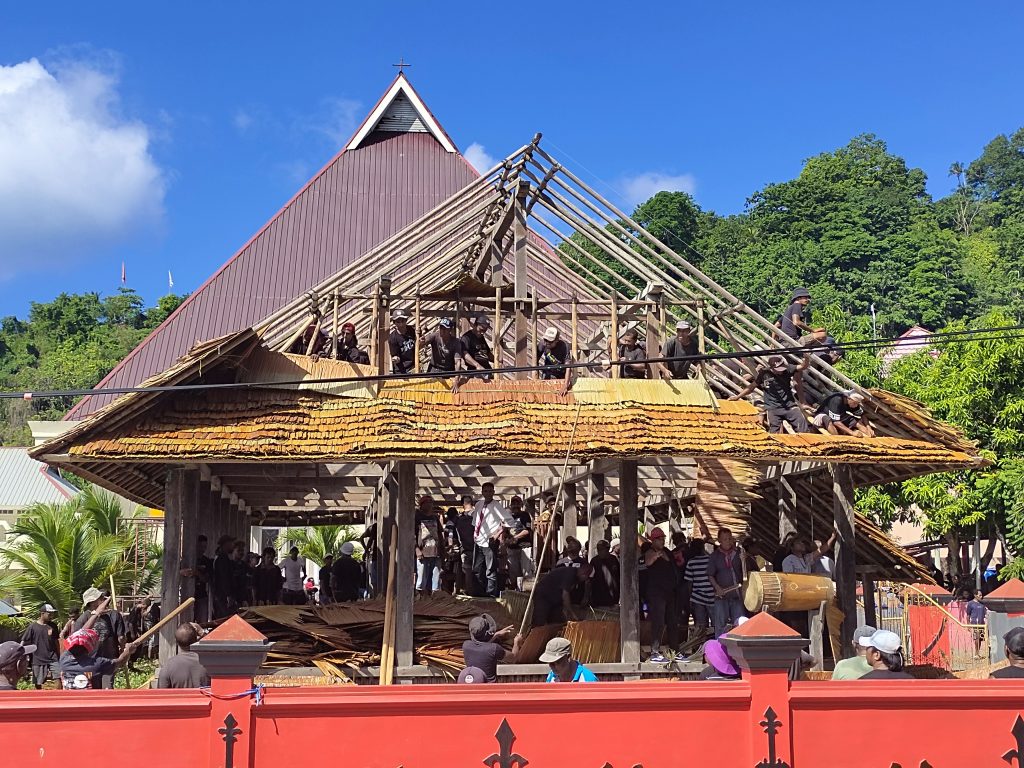Masyarakat Negeri Allang gotong royong memperbaiki atap Beileo Patasiwa