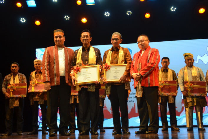 Direktur Jenderal Kebudayaan Hilmar Farid mengenakan Songko Recca, salah satu karya budaya yang ditetapkan tahun ini sebagai Warisan Budaya Takbenda Indonesia. 