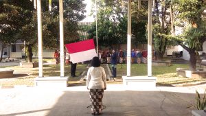 Pengibaran bendera Merah Putih pada peringatan hari pendidikan Nasional di BPNB DIY
