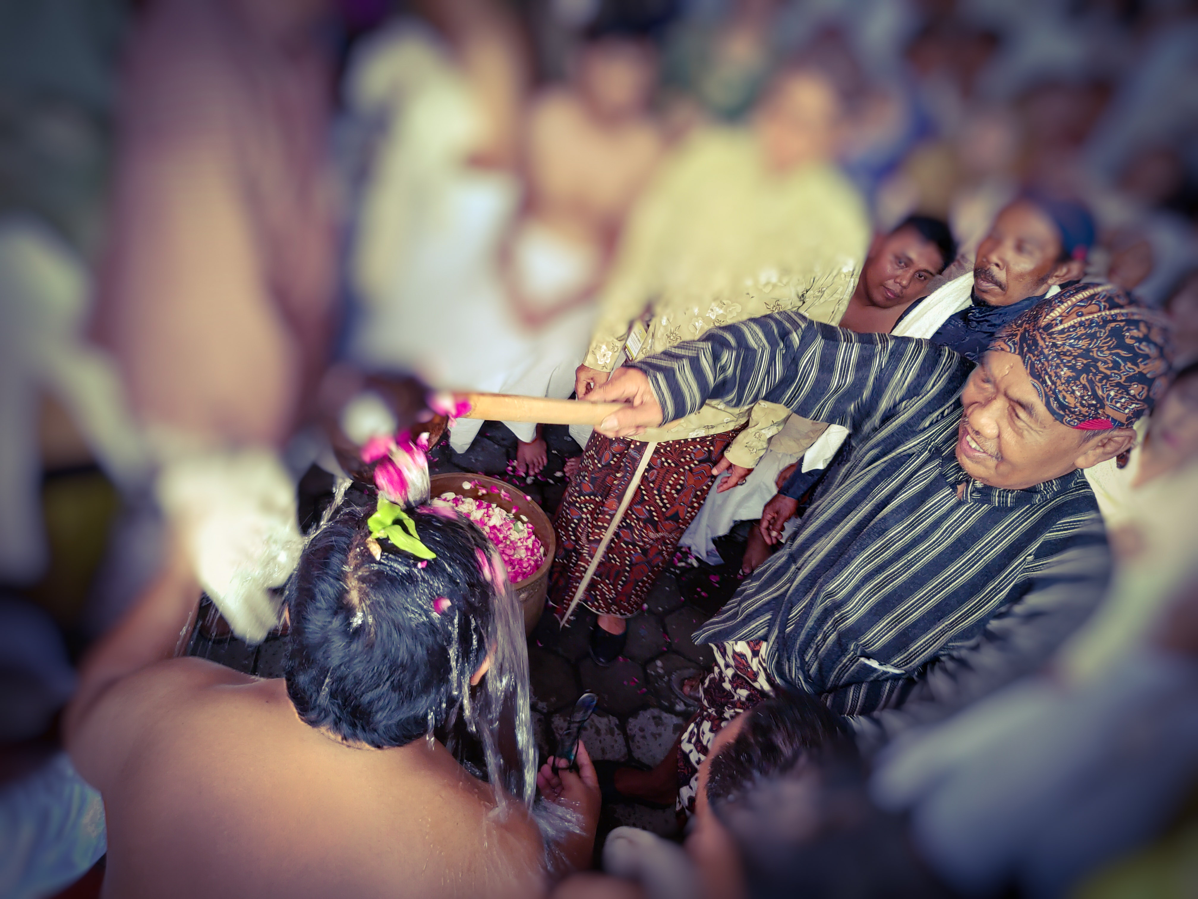 Masyarakat yang dilakukan merupakan tradisi upacara ngruwat Tradisi Adalah: