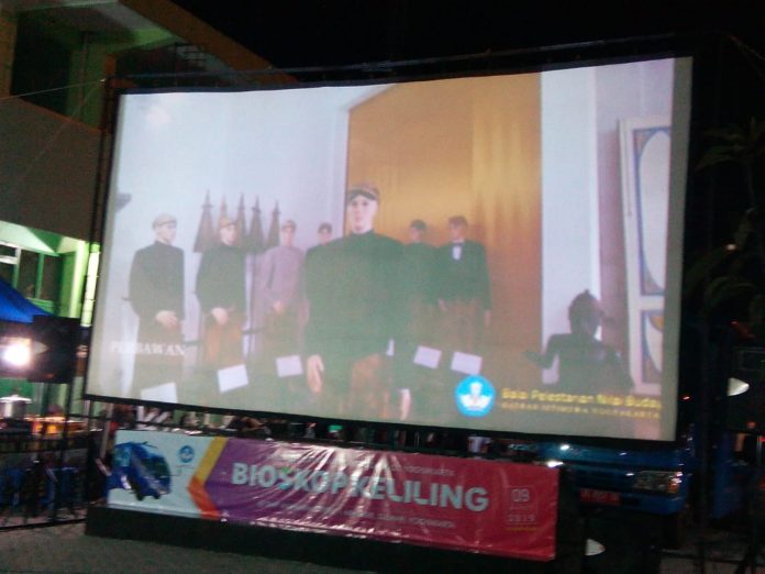 Penayangan Film Bioskop Keliling di SMP 1 Muhammadiyah Minggir - Fitur