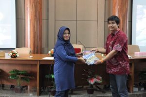 Penyerahan buku dari BPSMP Sangiran kepada perwakilan peserta International Art Camp 2016