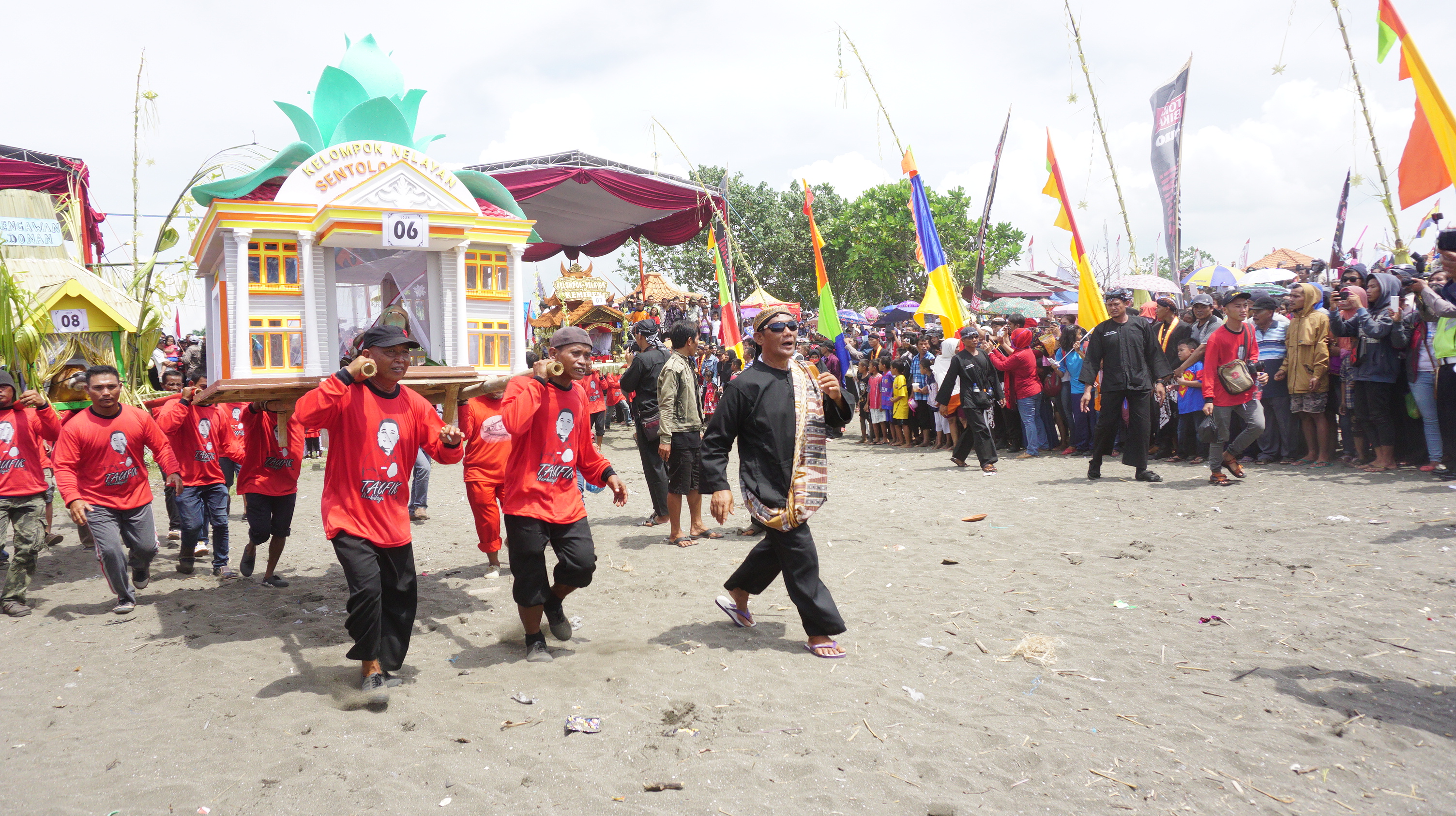 Salah satu prosesi dalam Larung yaitu sedekah Laut