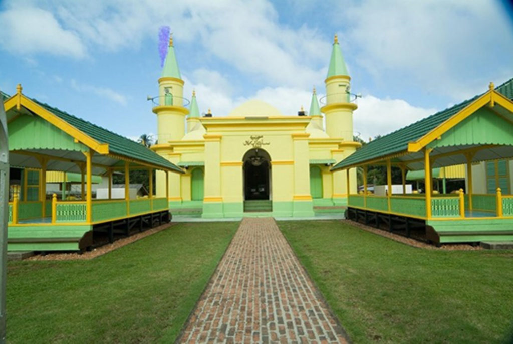 Masjid Raya Pulau Penyengat yang menjadi salah satu ikon utama pulau itu.