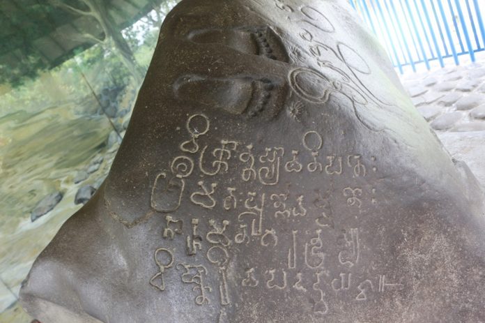 Prasasti Ciaruteun: prasasti berpahatkan telapak kaki Sri Purnawarman yang laksana Dewa Wisnu.