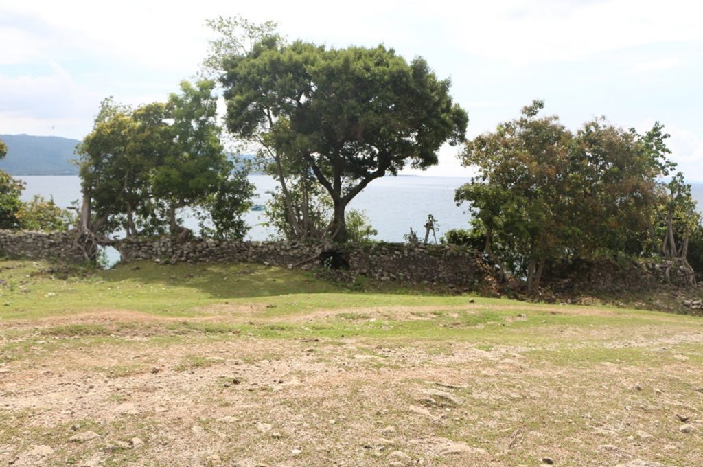 Sisi barat Benteng Inong Balee yang berbatasan langsung dengan tebing dan garis pantai.