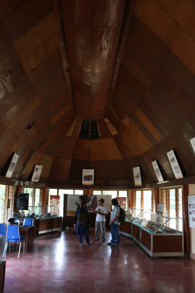 Kondisi interior Museum Situs Taman Kepurbakalaan Cipari.