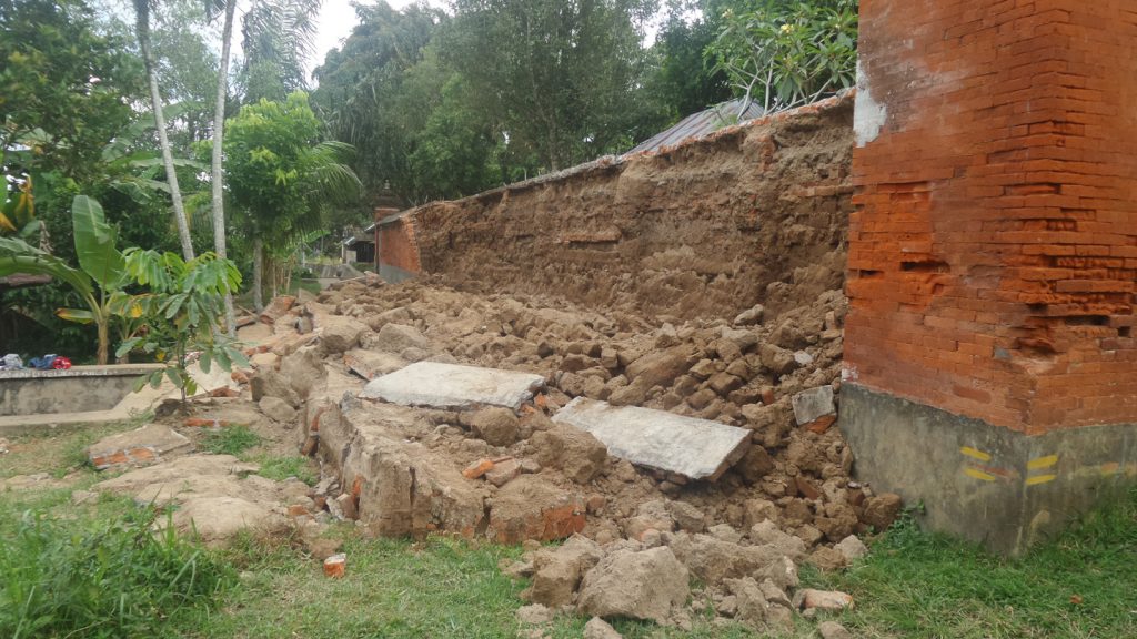 Kondisi Struktur Cagar Budaya Taman Pura Lingsar di Lombok Barat yang rusak terkena gempa bumi.